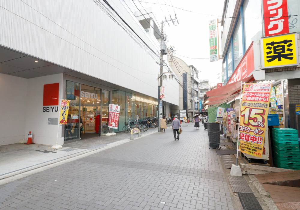 １階にSEIYUが見えてきます。このビルの3階です。